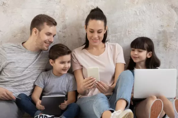 Vivir y sobrevivir a las pantallas en familia